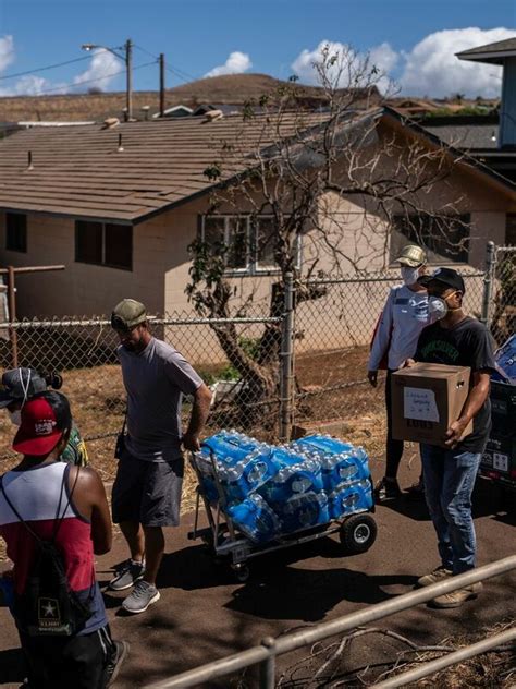 Schwere Waldbrände haben mehrere Orte auf der Hawaii Insel dem Erdboden