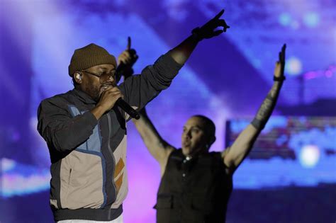 Black Eyed Peas cantan en español con Translation El Metropolitano