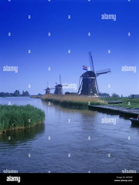 LINE OF WINDMILLS LEIDSCHENDAM CANAL HOLLAND Stock Photo - Alamy