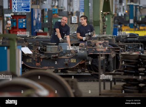 Le dépôt de génie lourd de Trenitalia à Turin où le matériel roulant