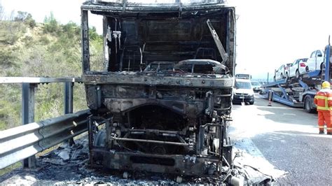 Tir In Fiamme Sull A Traffico Bloccato Nei Pressi Di Colledara Le