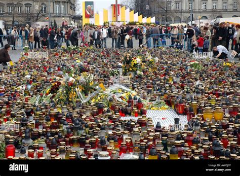 Warschau Polen Trauer Nach Tod Von Johannes Paul II Poeple Auf