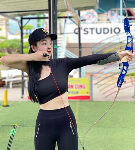 Hot girl áo dài Sài thành nổi bật với áo ôm lộ eo legging khi đi bắn cung