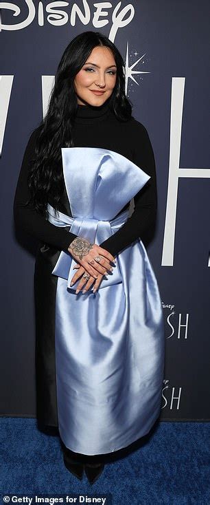 Britney Spears Posts Nude Beach Pic AGAIN Amid Rumors Music Execs Are Trying To Coax Her Back