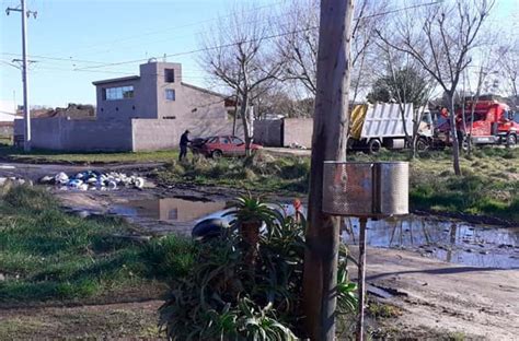 Playa Serena se encajó un camión de residuos y descargó la basura en