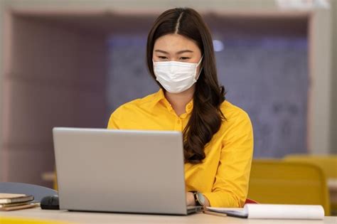 Premium Photo Businesswoman Wearing Mask Working In Office