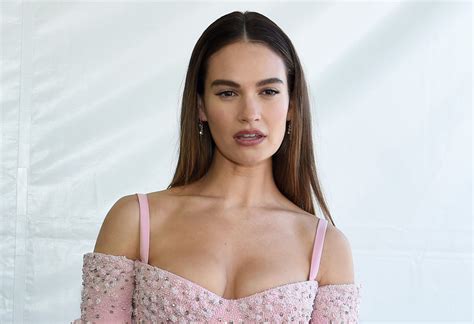 Klasyka Z Nutk Glamour Tak Lily James Prezentowa A Si Na Rozdaniu