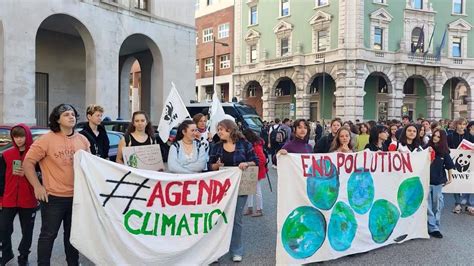 Fridays For Future A Trieste Gli Attivisti Tornano In Piazza YouTube