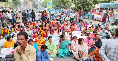 প্রাথমিক শিক্ষক নিয়োগ নিয়ে তোলপাড় চাকরিপ্রার্থীদের কাণ্ড দেখে অবাক