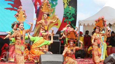 FOTO Tarian Empat Etnis Buka Festival Pelajar Sulsel Tribun Timur