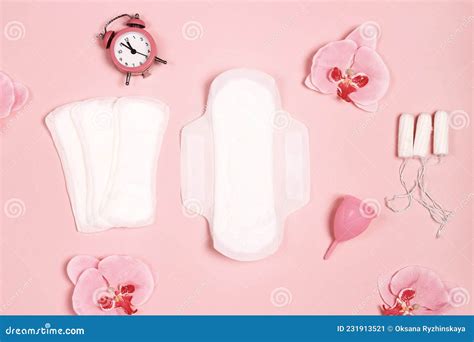 Toallas Sanitarias Para Mujeres Tampones Taza Menstrual Y Flores Sobre