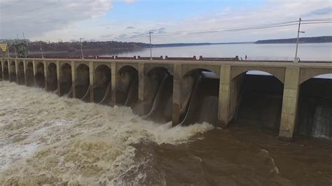 Lock And Dam 19 On The Mississippi Youtube