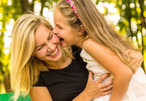 Lycklig Mamma Och Dotter Som Har Gyckel Lycklig Familj Fotografering