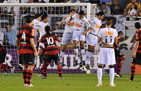 Gol de falta de Ronaldinho Gaúcho por debaixo da barreira na vitória do