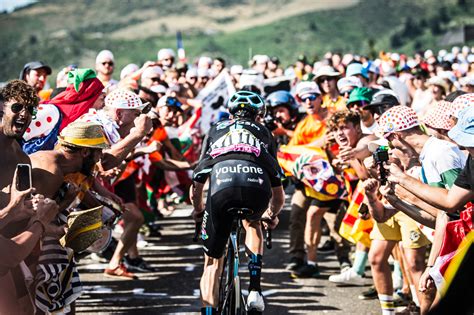 Romain Bardet Leader Du Team Dsm Sur Le Tour De France Velo