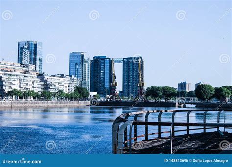 Forma De Vida Del Edificio De La Ciudad Del Detalle De Puerto Madero