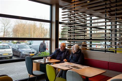 Mcdonalds Na Opfrisbeurt Betere Koffie Nieuwe Burgers Vette Jaren Nrc