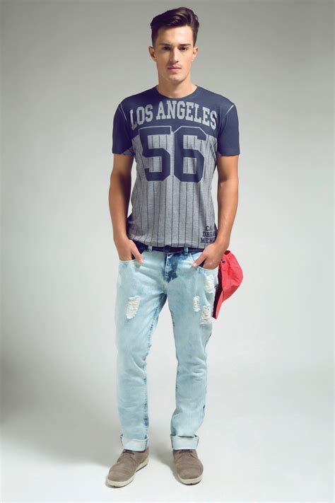 T Shirt Com Estampa College Americana Calça Jeans Com Puídos E Lavagem