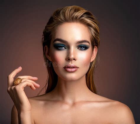 Portrait De Femme Blonde Sexy Avec Un Beau Visage Mannequin De Mode