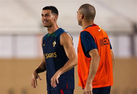 Diante De Pol Micas Cristiano Ronaldo Aparece Sorrindo Em Treino Dos