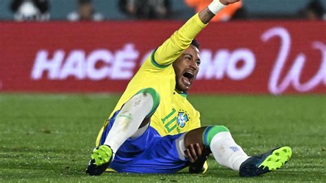 Neymar A été Opéré Avec Succès Après Sêtre Rompu Les Ligaments Croisés Et Le Ménisque Du