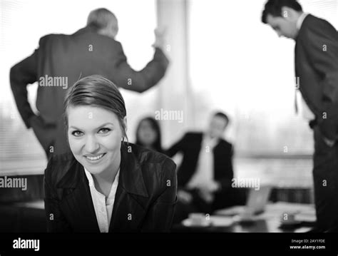 Femme mature parlant à des collègues Banque d images noir et blanc Alamy