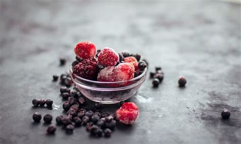 Cerca De Frutas Y Bayas Mezcladas Congeladas Sobre Una Mesa Negra