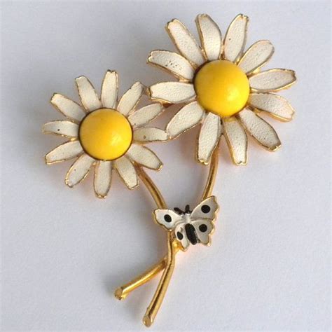 Vintage Weiss Daisy Brooch With Yellow Lucite And Black