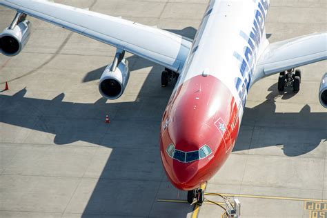 Dramatische Szenen auf Startbahn Flugzeug sackt ab Piloten kämpfen