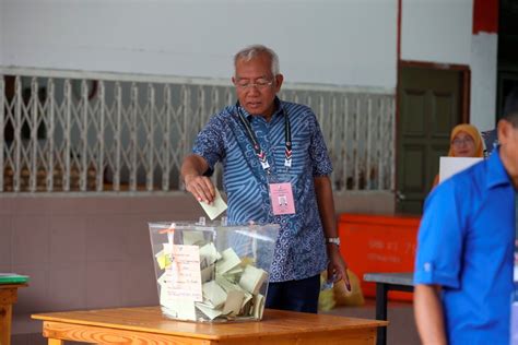 Mahdzir Calon PN Selesai Mengundi Di Padang Terap Utusan Malaysia