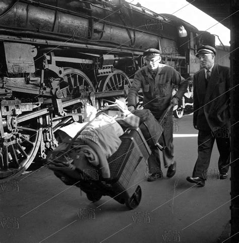 Bagagiste devant une locomotive à vapeur France mai 1957