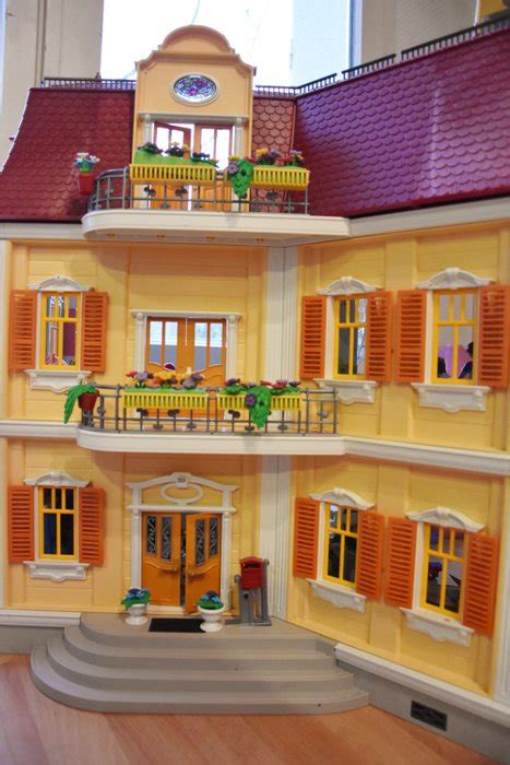 Playmobil House With Figurines And Furniture Maison Playmobil 5302