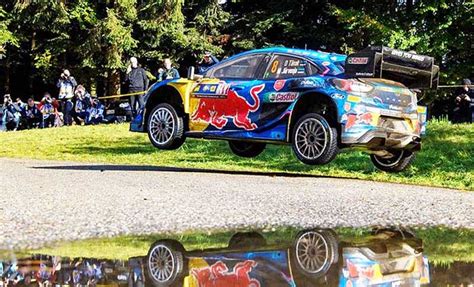 WRC samedi Kalle Rovanperä pose une main sur la couronne après les