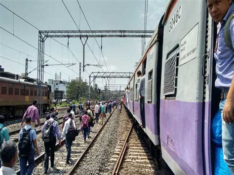 7 Coaches Of Mumbai Local Train Derails Near Andheri Station मुंबई