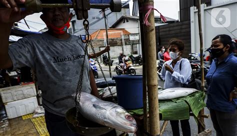 Foto Jelang Imlek Pedagang Ikan Bandeng Mulai Bermunculan Di Rawa