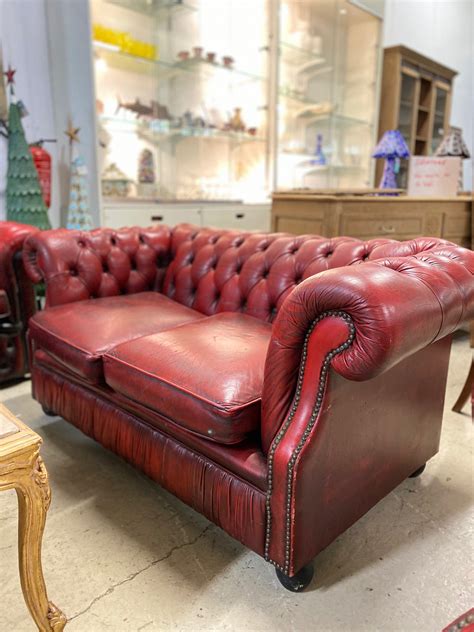 Canap Chesterfield En Cuir Places Rouge La Brocante En Ligne