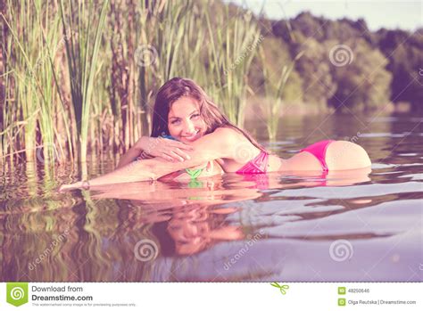 La Imagen Filtrada De La Mujer Joven Morena Hermosa Atractiva En El Bikini Rosado Que Se