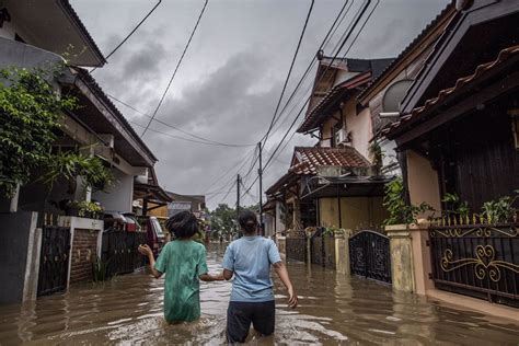 Al Menos Nueve Muertos Por Las Inundaciones En Yakarta Y Sus Alrededores