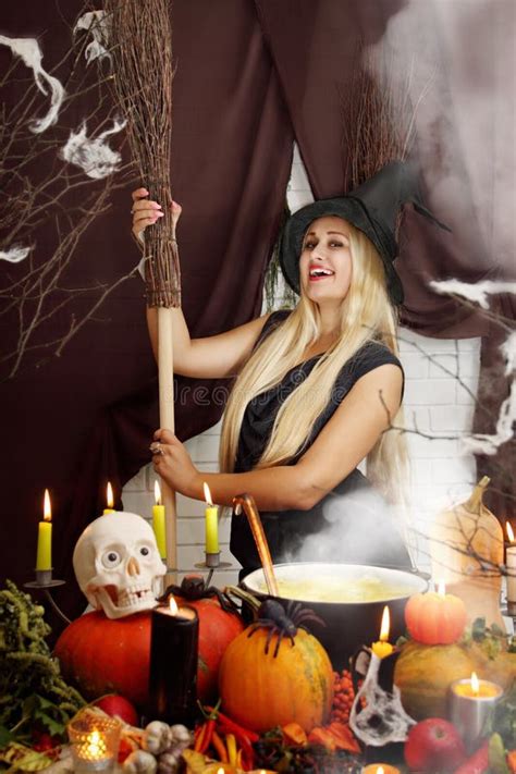 Blonde Hexe Mit Einem Besen Stockfoto Bild von hoch glück