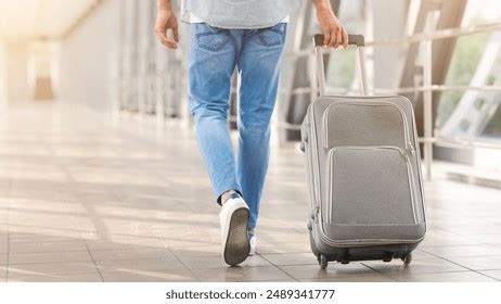 Personne Avec Valise Photos Images Pictures Shutterstock