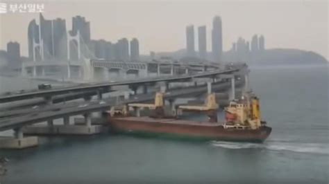 Choque De Un Barco Contra Un Puente