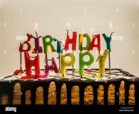 Feliz Cumpleaños Velas Sobre Una Tarta Aislado Sobre Fondo Blanco O