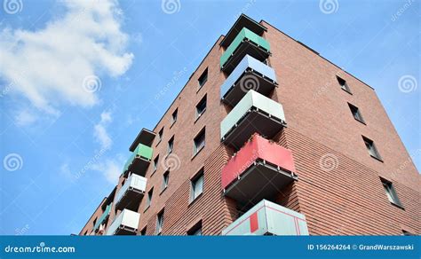 Pr Dio De Apartamentos Moderno Novo De V Rios Andares Foto De Stock