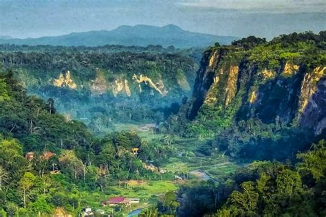 Menjelajahi Stasiun Lambuang Bukittinggi Pusat Kuliner Modern Yang