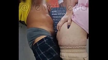 Ganhando leitinho no banheiro da rodoviária XVIDEOS