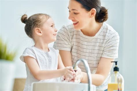 Premium Photo Girl And Her Mother Are Washing Hands