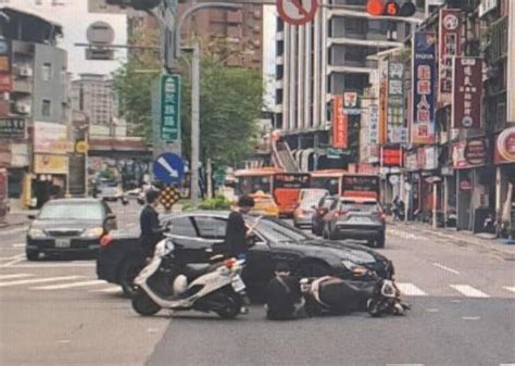 轉彎未禮讓直行機車 瑪莎拉蒂撞外送員機車下場慘