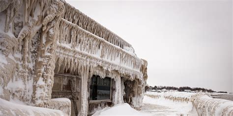 La Impactante Imagen De Un Restaurante Cubierto De Nieve Y Escarcha En