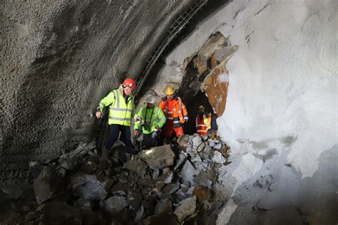 Pierwszy Tunel Na S W Beskidzie L Skim Wydr Ony Wideo Foto Radio