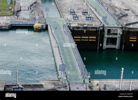 Details of the construction of the Panama Canal New Locks in Agua Clara ...